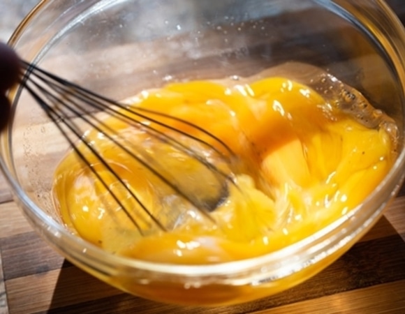 Что сделать из желтков, оставшихся после приготовления белкового крема? Что сделать из желтков, оставшихся после приготовления белкового крема?