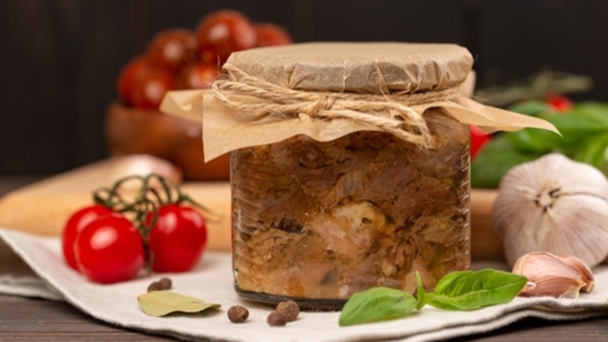 Тушенку несложно сделать в домашних условиях — мясо точно будет распадаться на волокна