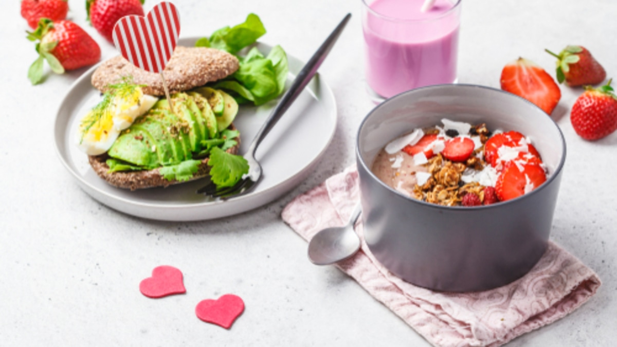 Романтика не только на ужин: 3 варианта праздничного завтрака на 14 февраля