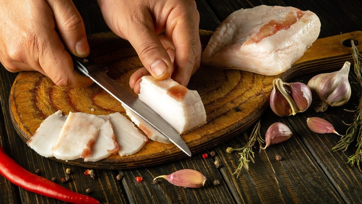 Кусок свежего сала на деревянной доске