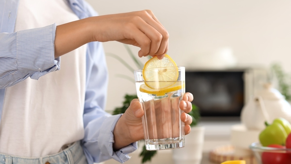 Эксперты оценили привычку пить воду во время еды — так вредно или нет? 