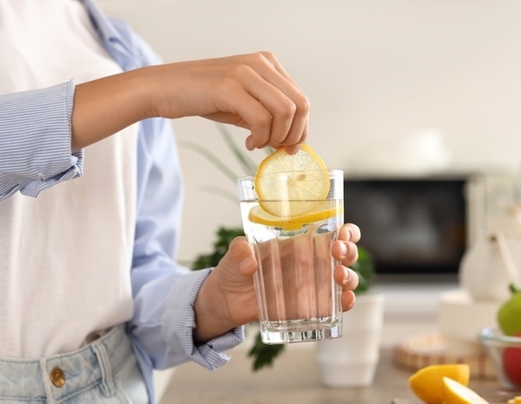 Эксперты оценили привычку пить воду во время еды — так вредно или нет? 