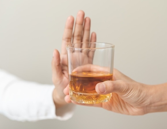 Выпить за здоровье не получится: составлен рейтинг напитков, прицельно «бьющих» по печени