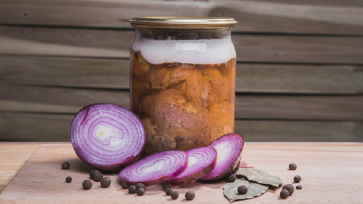 Ценный продукт на долгие годы: как хранить домашнюю тушенку в стеклянных банках