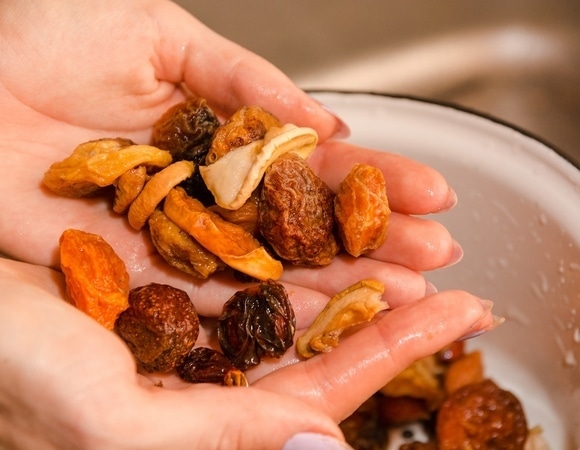 Лучше не есть вовсе, чем пренебречь обработкой: что будет, если не вымыть сухофрукты? 