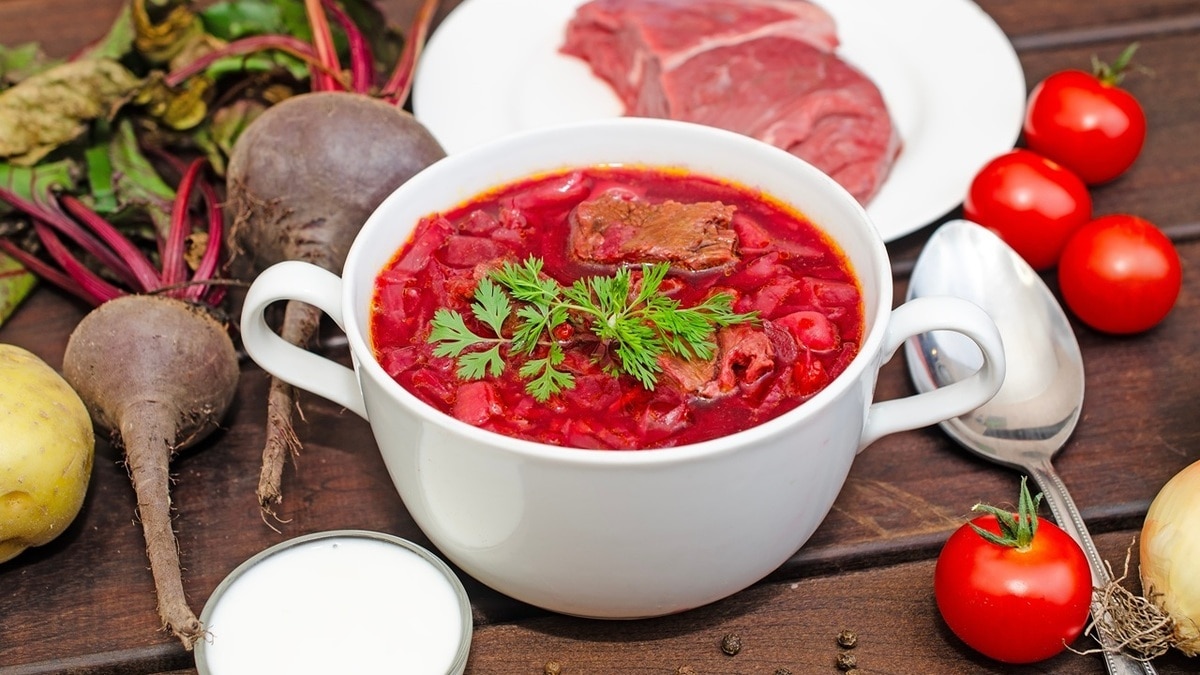 «Забирает вкус и аромат»: какие ошибки чаще всего допускают при приготовлении борща 