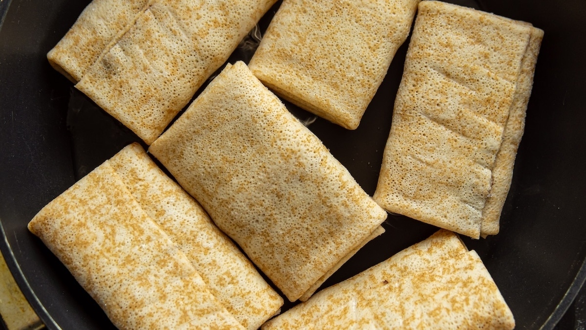 Некогда стоять у плиты? Можно полакомиться покупными блинами — если знать, какого они должны быть цвета 