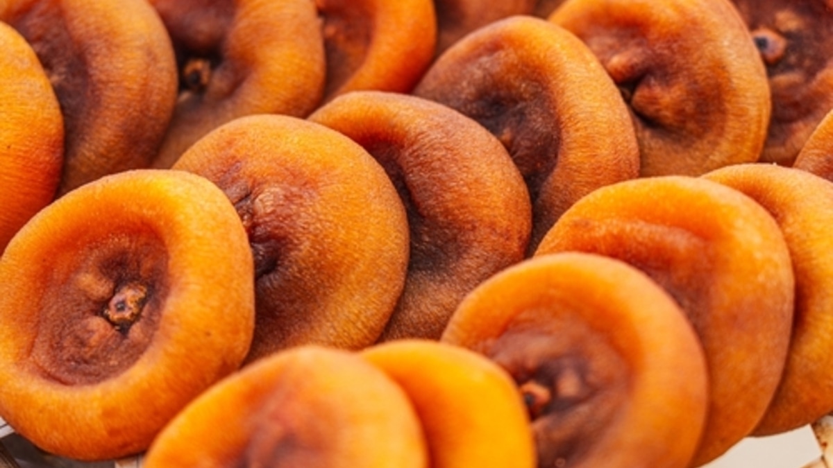 Сезон свежей хурмы подходит к завершению: стоит ли переходить на вяленую?