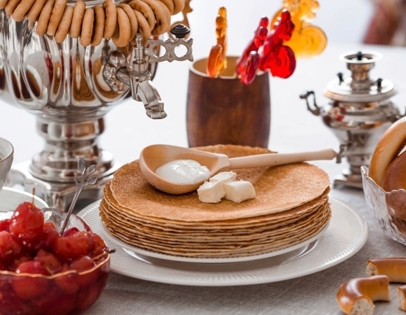 Готовим блины на Масленицу: собрали 9 рецептов — от классического до самого креативного