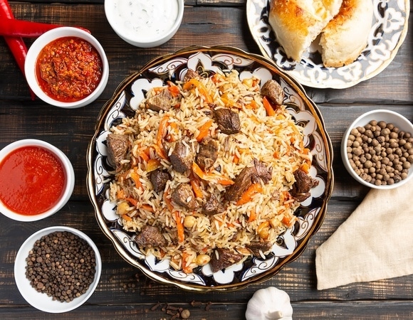 Шеф-повар объяснил, как приготовить настоящий плов, а не просто рис с мясом