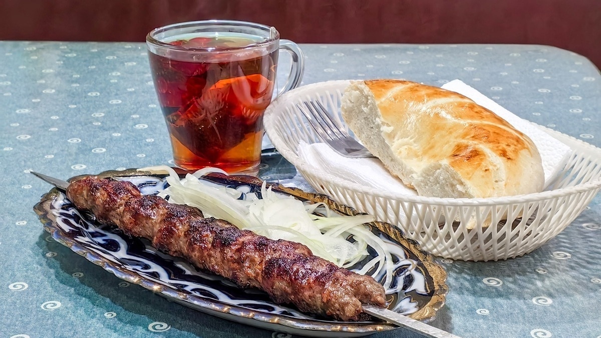 Доктор Мясников назвал напиток, которым нельзя запивать мясо — многие даже не догадываются