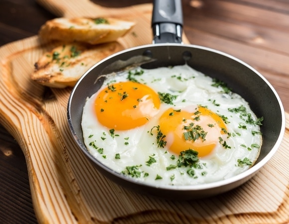 Яйцами с жидким желтком можно отравиться? Вот как избежать плачевных последствий