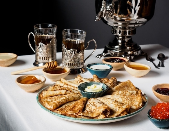 От вина до кваса: диетолог Мухина помогла подобрать лучшие напитки к блинам 