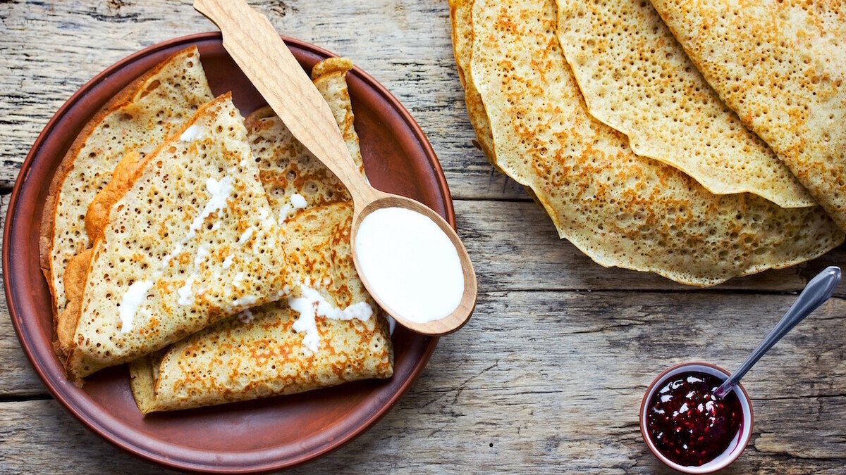 Как приготовить тонкие блины с дырочками — 2 ингредиента дают заветное «кружево»