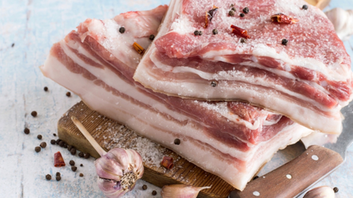 Доктор Мясников назвал неожиданно полезные продукты — в списке и сало, и свинина