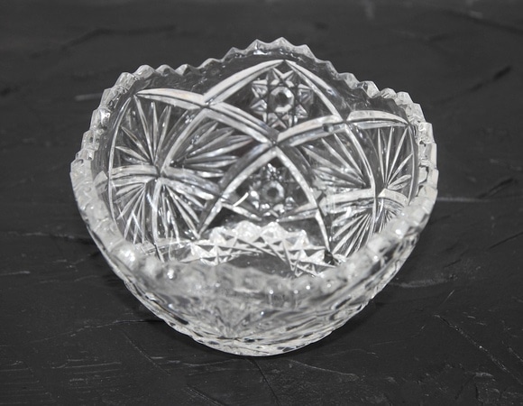 Красиво, но опасно: какие продукты ни в коем случае не должны контактировать с хрустальной посудой