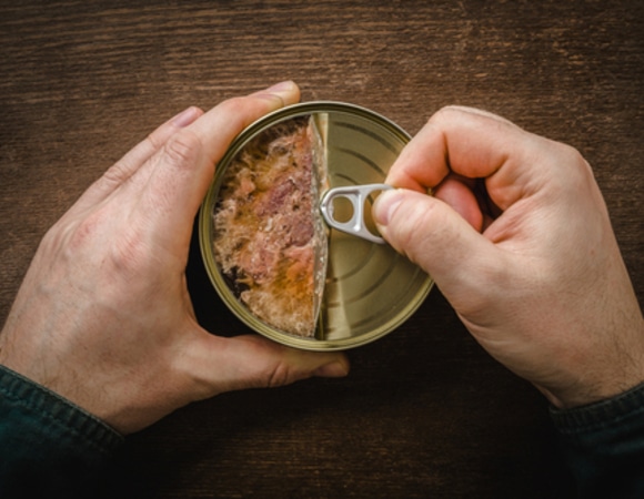 Обычные консервы могут провоцировать онкологию — о чем стоит помнить при выборе продукта