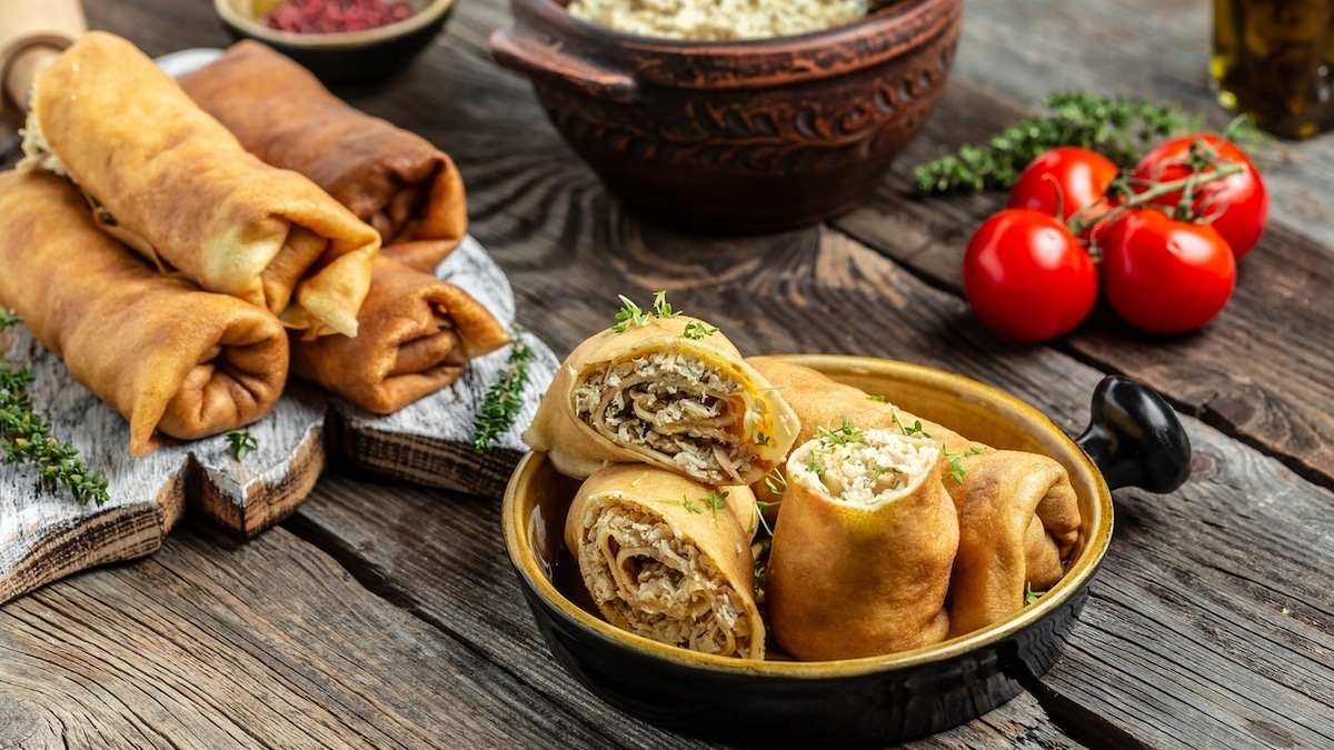 Жирно, но так вкусно: Константин Ивлев поделился рецептом любимой начинки для блинов 