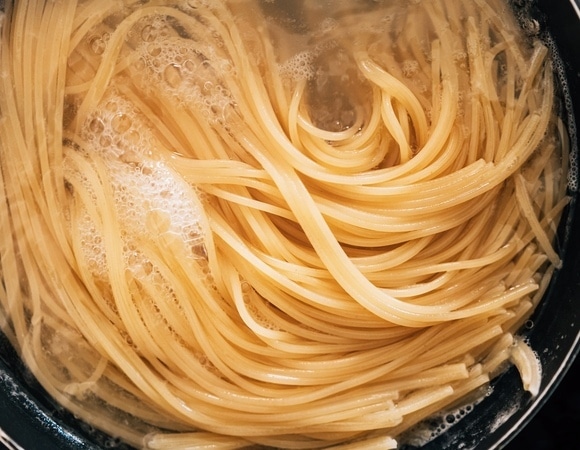 Нужно ли промывать готовые макароны — ответил шеф-повар Александр Жеребцов