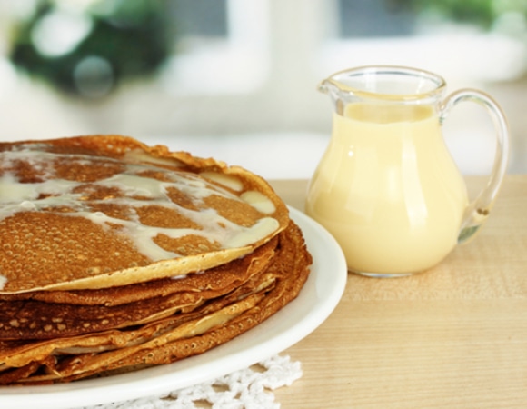 Со сметаной или сгущенкой? Гастроэнтеролог назвала худшую начинку для блинов