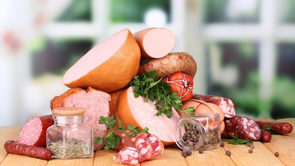 Колбасы могут спровоцировать серьезную болезнь, уверен доктор Мясников