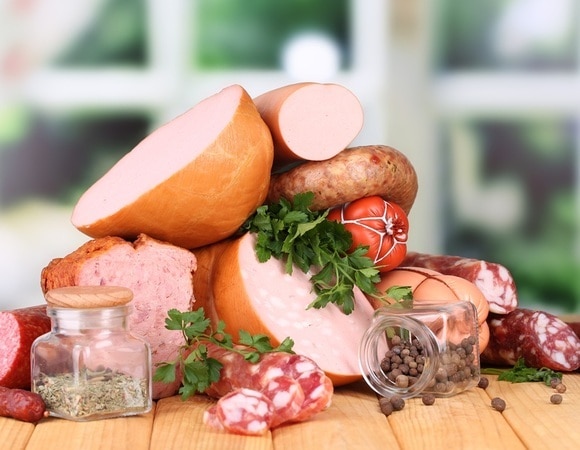 Колбасы могут спровоцировать серьезную болезнь, уверен доктор Мясников