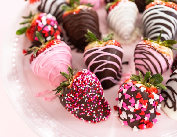 Вместо несъедобных цветов: оригинальные сладкие подарки для женщин на 8 марта