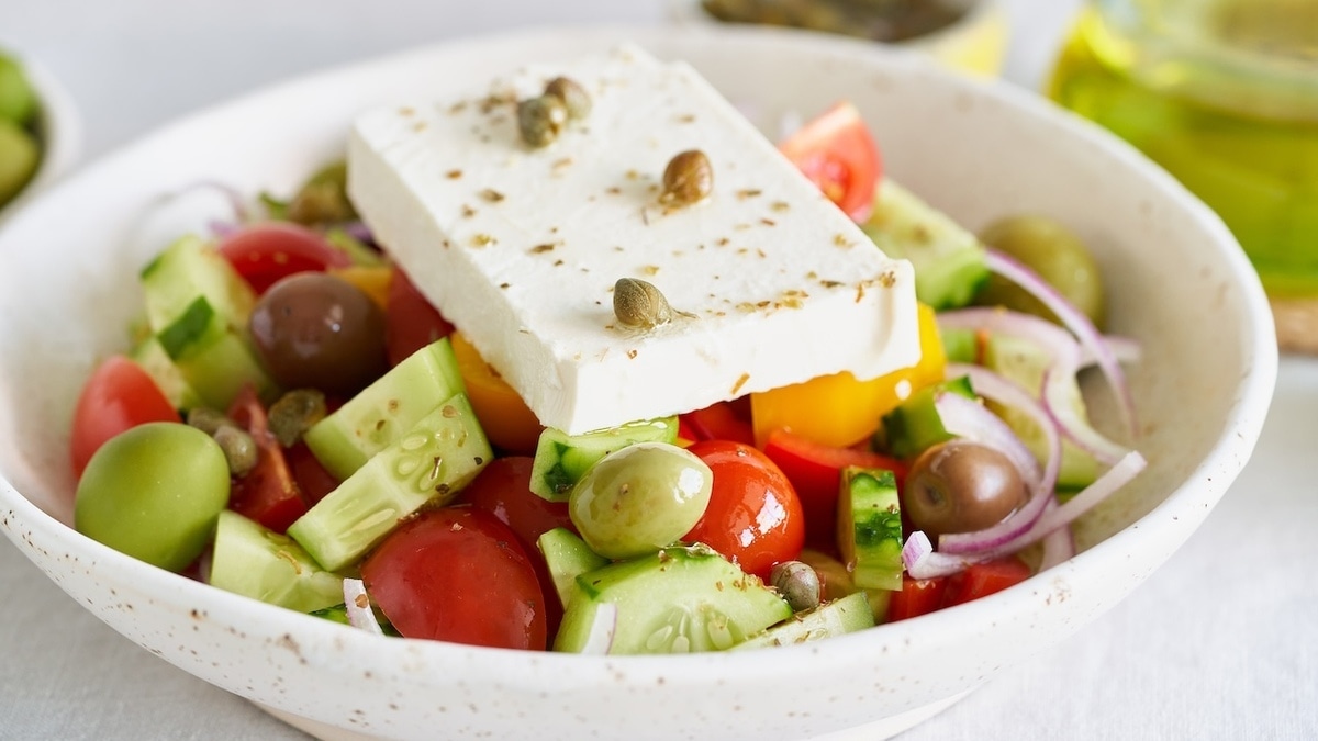 Так какой сыр нужен в греческом салате? Вот чем фета отличается от фетаксы Так какой сыр нужен в греческом салате? Вот чем фета отличается от фетаксы