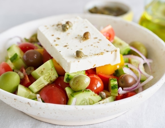 Так какой сыр нужен в греческом салате? Вот чем фета отличается от фетаксы Так какой сыр нужен в греческом салате? Вот чем фета отличается от фетаксы