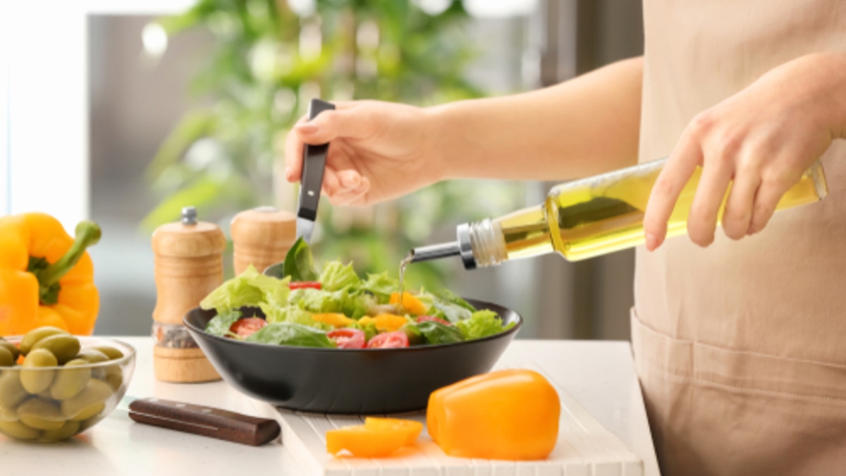 Шеф-повар назвал 3 лучших заправки к овощным салатам — блюдо сразу приобретает ресторанный изыск 