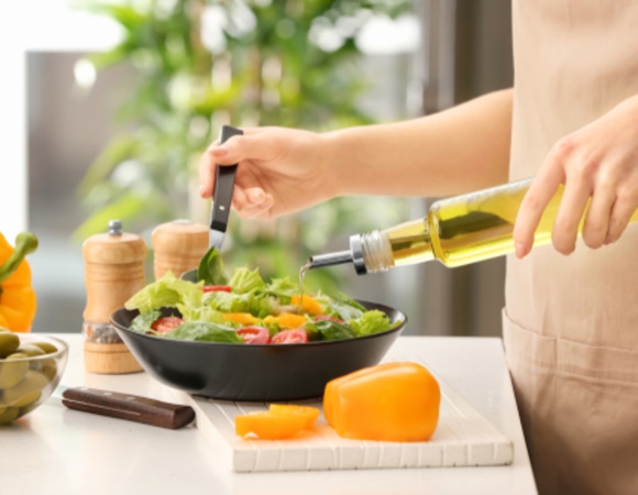 Шеф-повар назвал 3 лучших заправки к овощным салатам — блюдо сразу приобретает ресторанный изыск Шеф-повар назвал 3 лучших заправки к овощным салатам — блюдо сразу приобретает ресторанный изыск