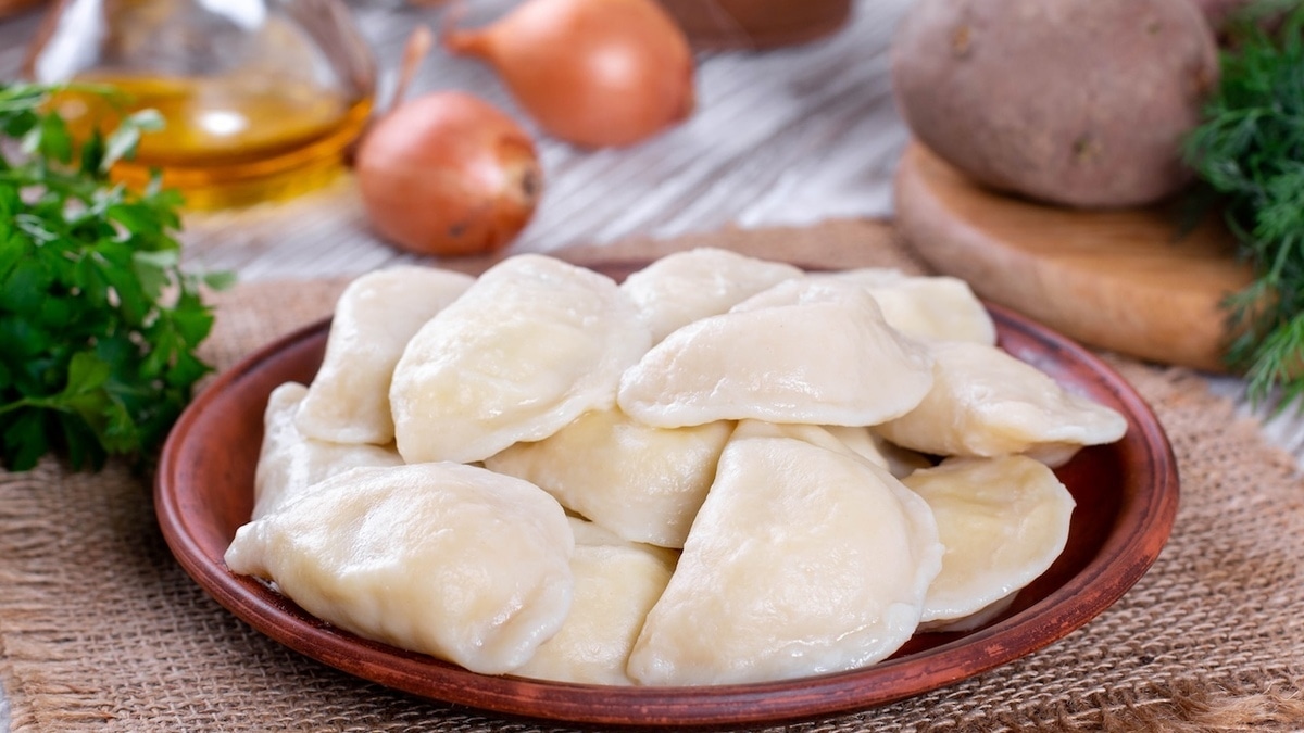 Захотелось вареников в пост? Вот рецепт теста на картофельном отваре — никаких яиц в составе