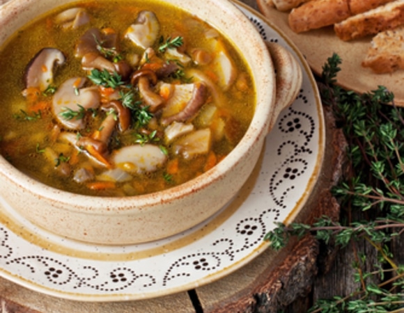 Грибной суп с перловкой приведет в восторг всех домочадцев — придаст сил в пост и закроет норму по белку