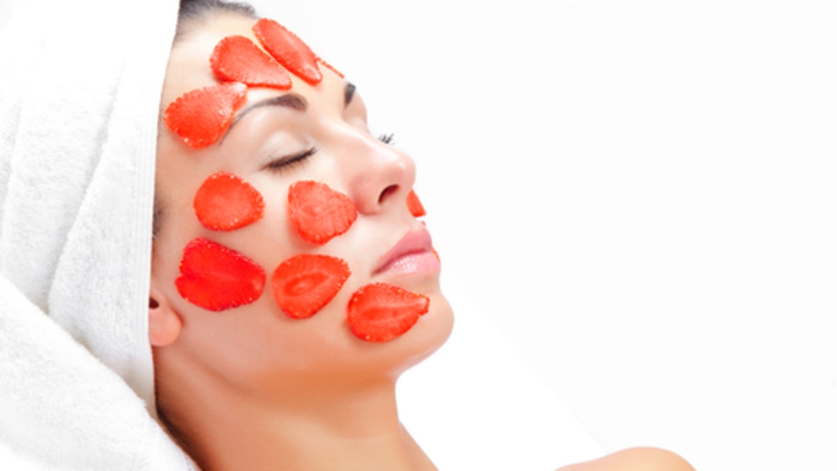 Маски для лица, но только не из ягод: врач-дерматолог назвала лучшие продукты для ухода за кожей