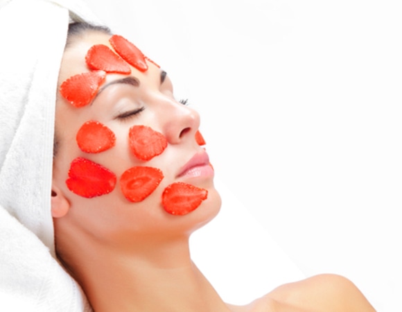 Маски для лица, но только не из ягод: врач-дерматолог назвала лучшие продукты для ухода за кожей