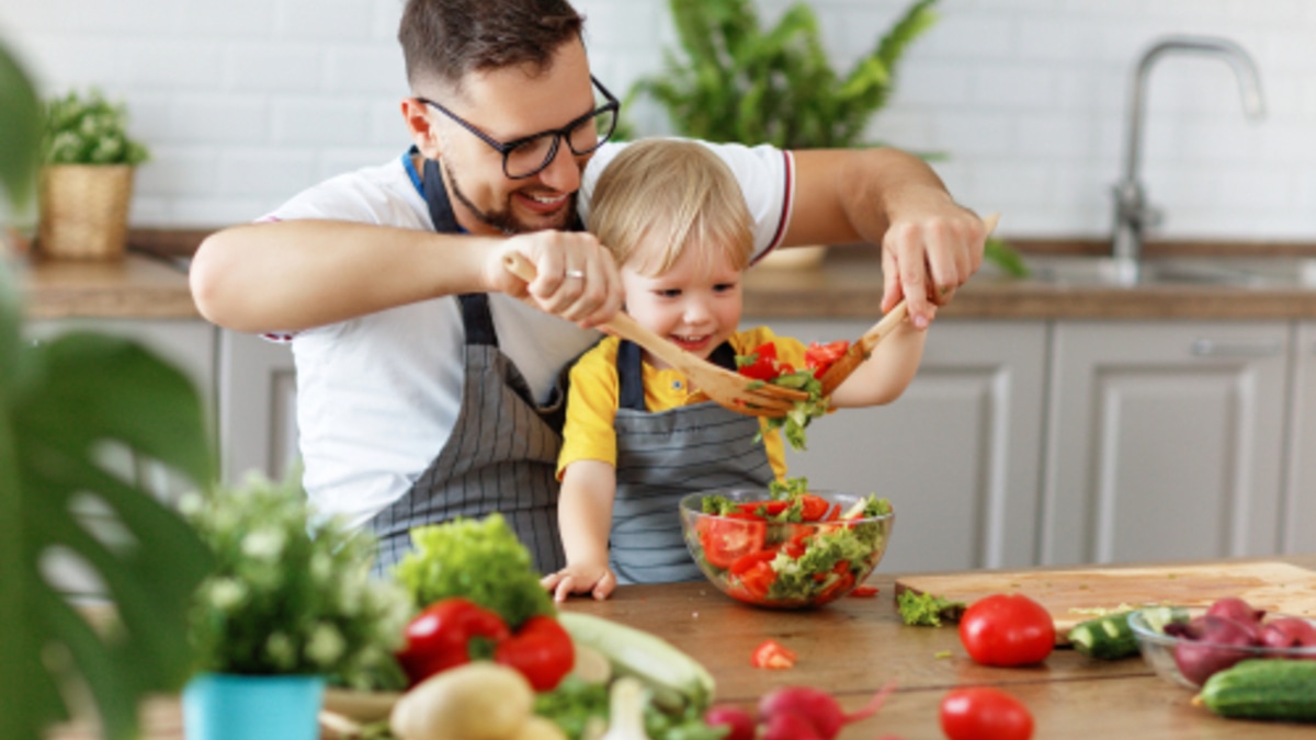 Торт без выпекания, легкий салат и сэндвичи: блюда на 8 Марта, которые под силу даже кулинарному дебютанту