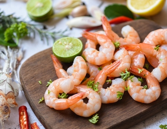 Зачем готовить и подавать креветки с лимоном — на то есть сразу несколько причин