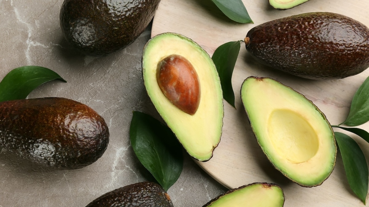 Не только щупать, но и нюхать: как отличить спелое авокадо от недозрелого?