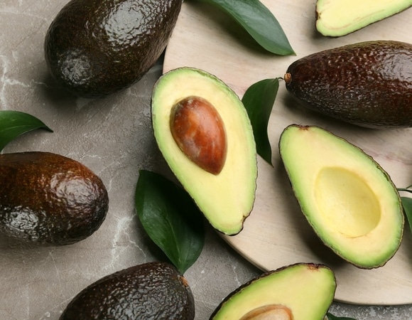 Не только щупать, но и нюхать: как отличить спелое авокадо от недозрелого?