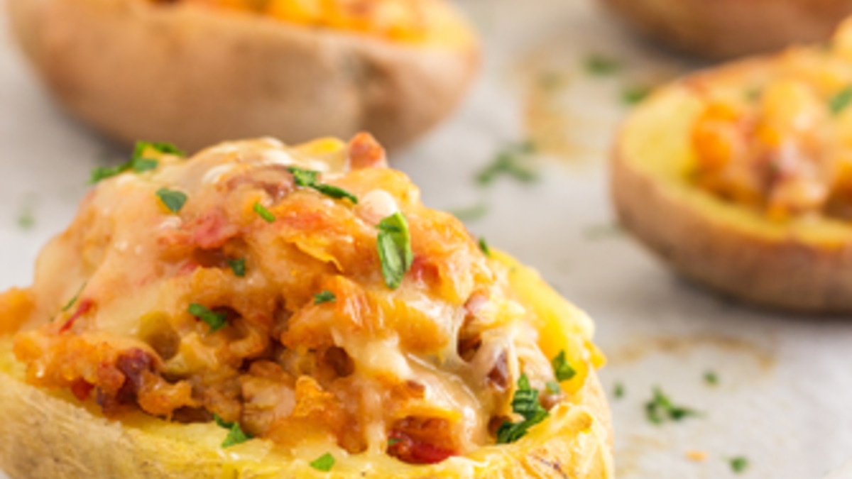 Фаршированные лодочки из картофеля: превращаем гарнир в основное блюдо — и принимаем восторженные комплименты Фаршированные лодочки из картофеля: превращаем гарнир в основное блюдо — и принимаем восторженные комплименты