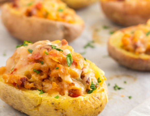 Фаршированные лодочки из картофеля: превращаем гарнир в основное блюдо — и принимаем восторженные комплименты