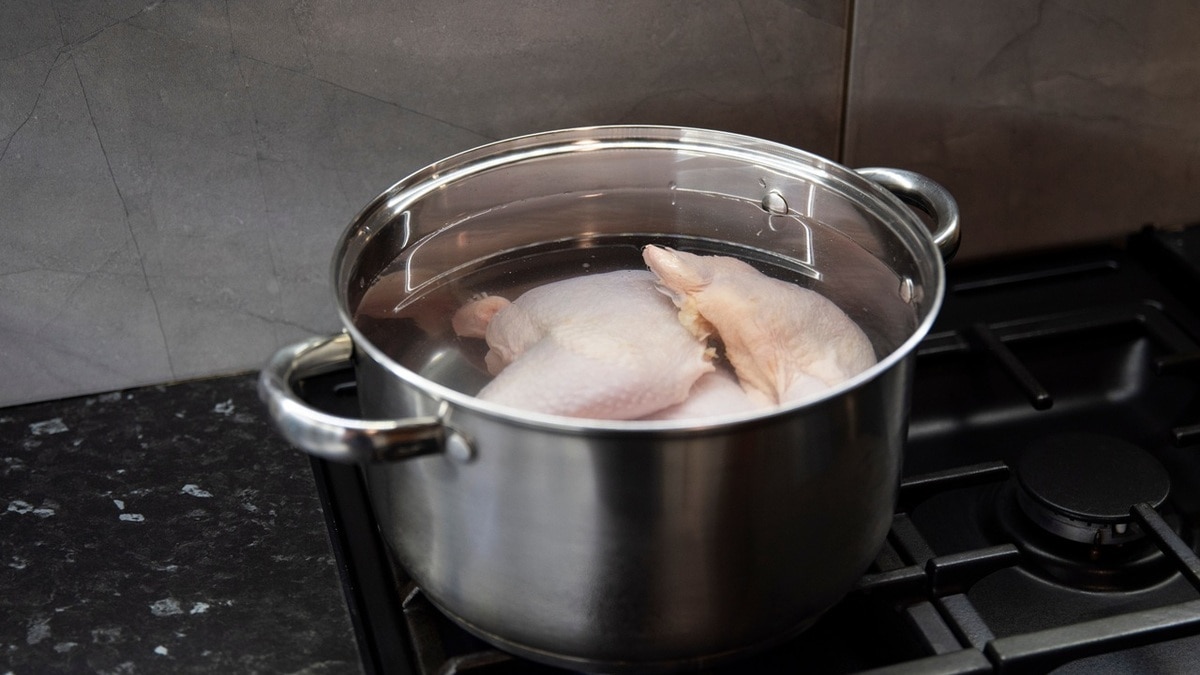 Что добавить в куриный суп? Блюдо украсят не только зелень и специи