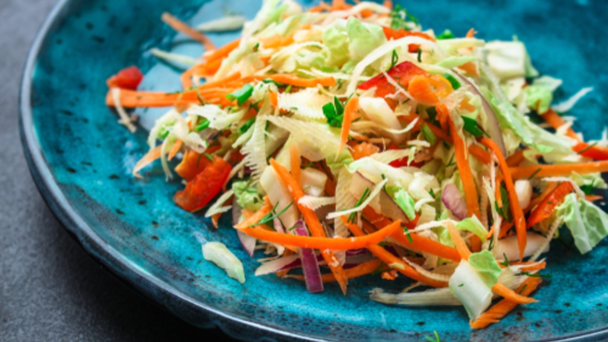 Корейская морковь и курица — пикантный салат готов! Очень вкусно и можно худеющим