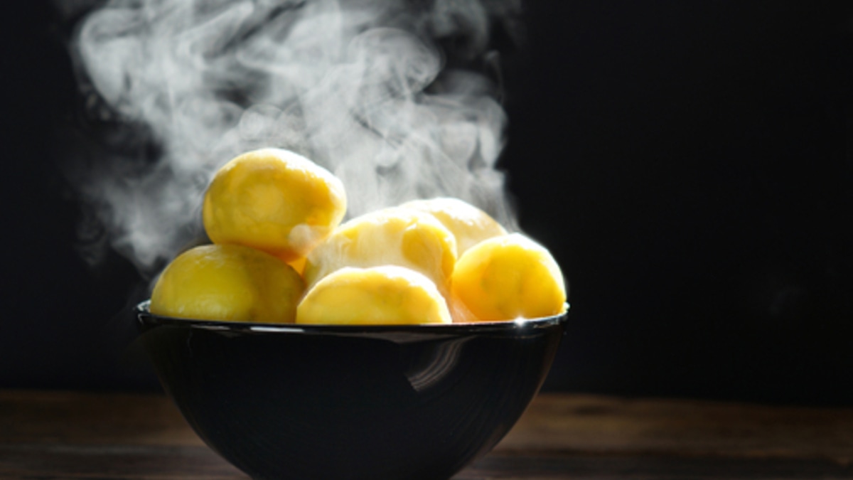 Картофель будет вкуснее, если сварить его не в подсоленной воде — лайфхак для изумительного гарнира 