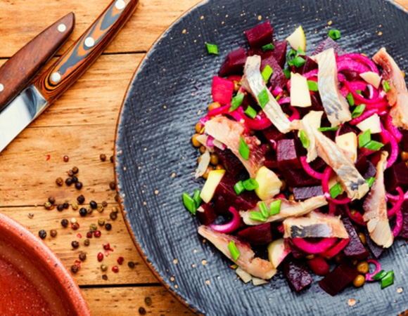 Весной на смену «шубе» пришел салат с сыром фета и скумбрией — такую свеклу оценят даже отъявленные привереды