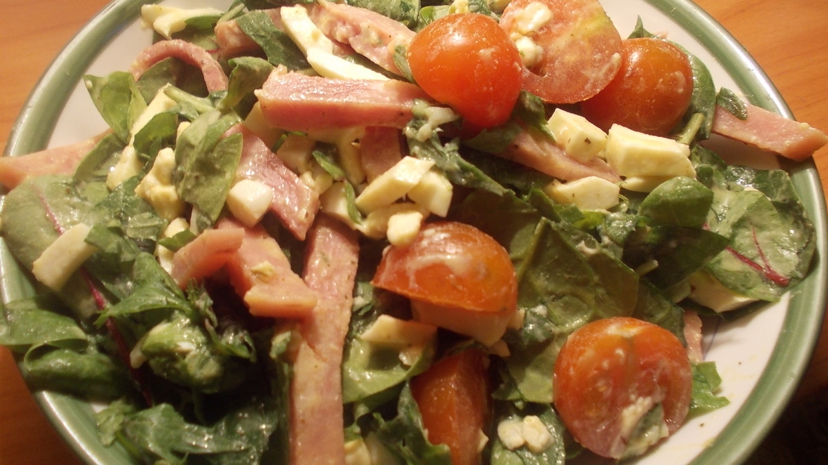 Весь секрет в цитрусовой заправке — этот легкий салат обречен стать хитом весеннего сезона 