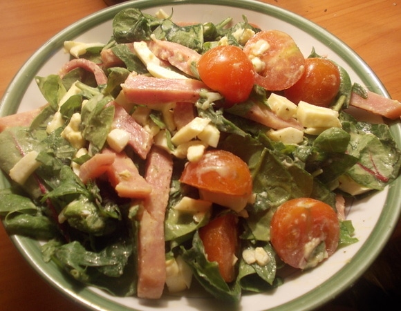 Весь секрет в цитрусовой заправке — этот легкий салат обречен стать хитом весеннего сезона 