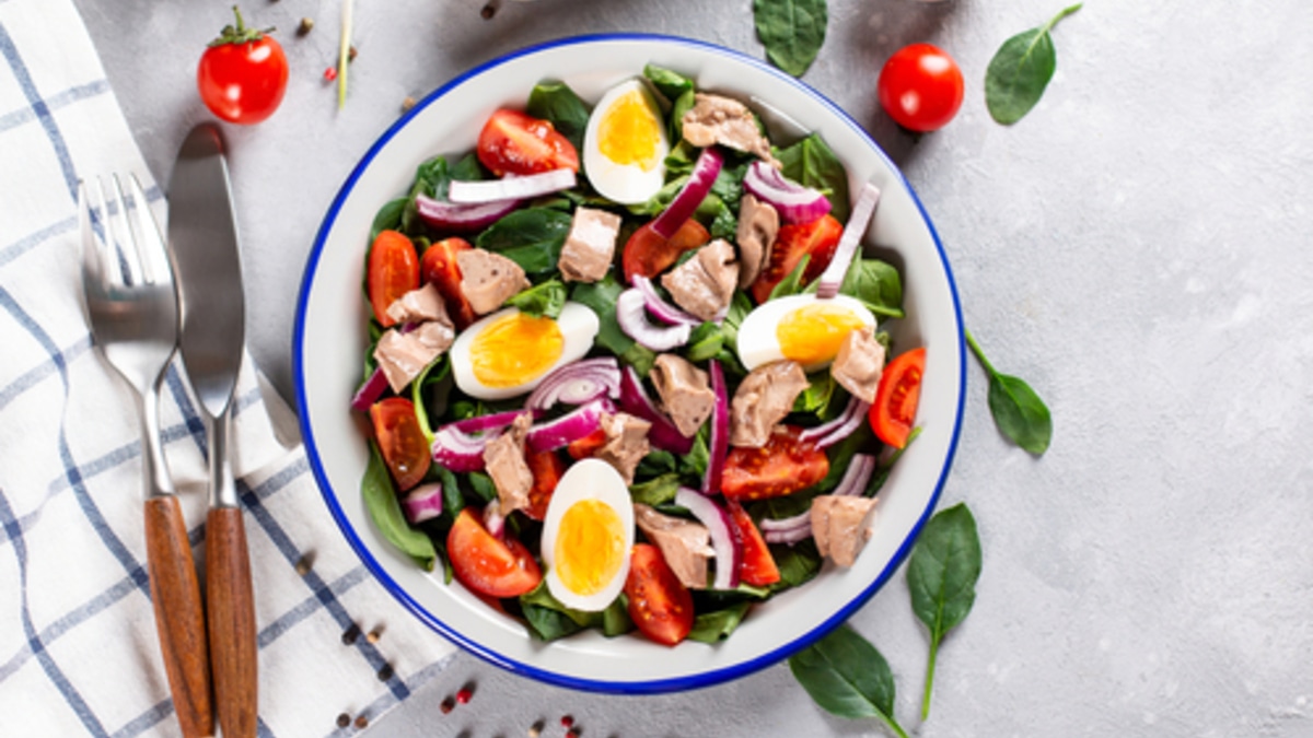 Этот салат из печени трески выручит, когда времени в обрез — вкусно, сытно и очень полезно