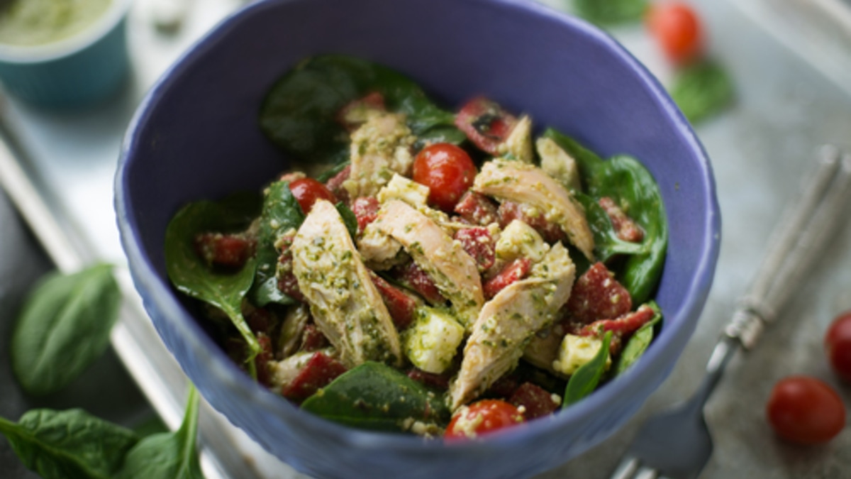 Надоела куриная грудка всухомятку? В этом салате диетическое мясо приобретет вкус — без вреда для фигуры