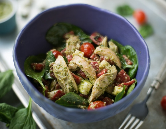 Надоела куриная грудка всухомятку? В этом салате диетическое мясо приобретет вкус — без вреда для фигуры